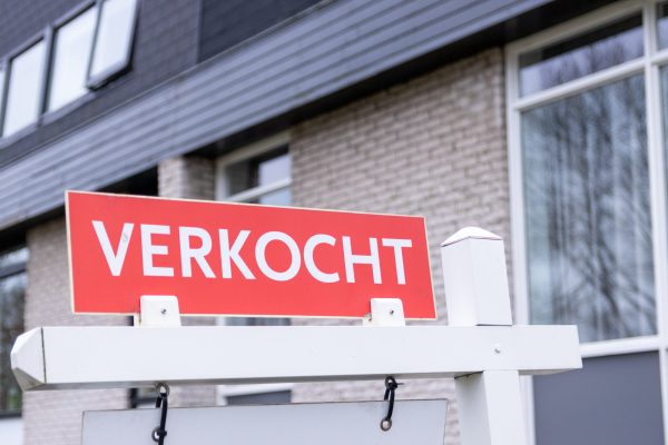 Sign,Saying,That,The,House,Has,Been,Sold.,Dutch,Estate